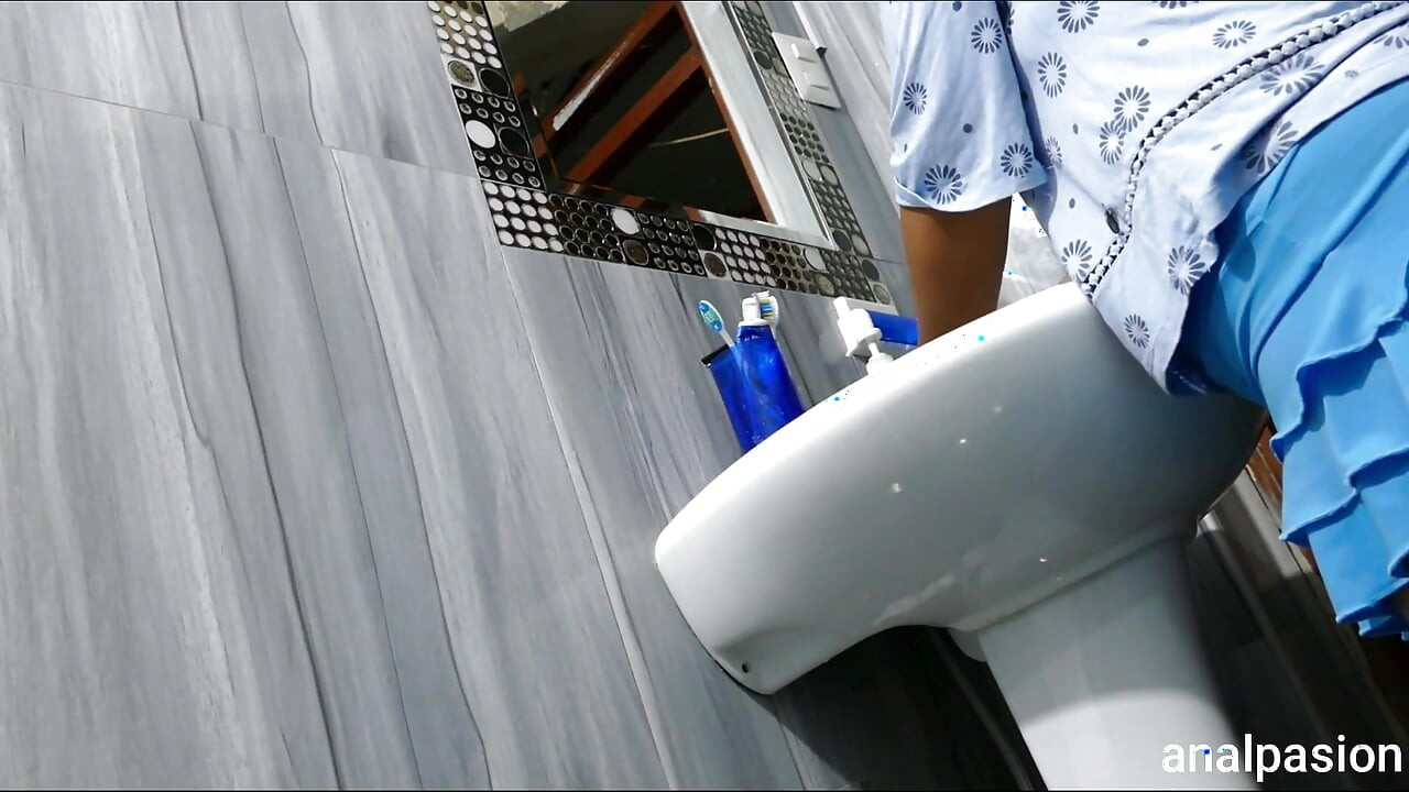 Неверную жену трахает в задницу в публичном туалете любовник - куколд муж не знает