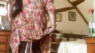 Em vestido padrão floral vintage