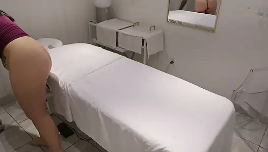 Pijat kaki klien berakhir bahagia
