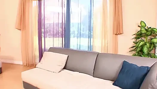 Cewek seksi rambut cokelat yang lagi sange dientot habis-habisan sampai dicrot di wajahnya