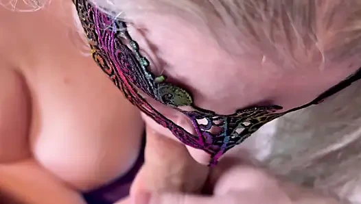 Жена делает минет в видео от первого лица, супер крупным планом, сперма в рот в любительском видео