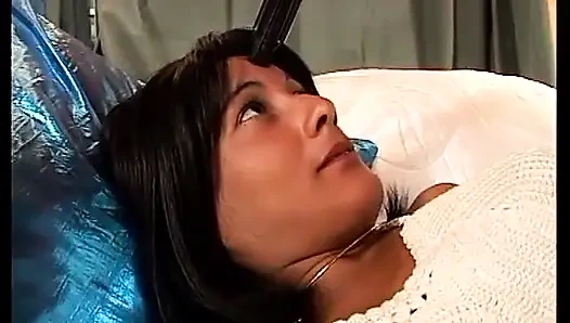 Ateşli orta yaşlı seksi kadın yumruk sokmayı seviyor