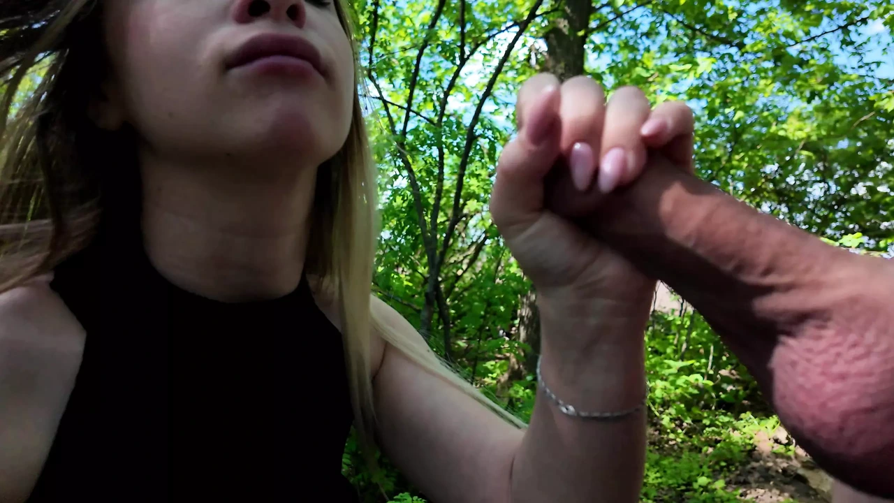 射在我漂亮的小嘴里。有史以来最好的第一人称视角深喉口交。