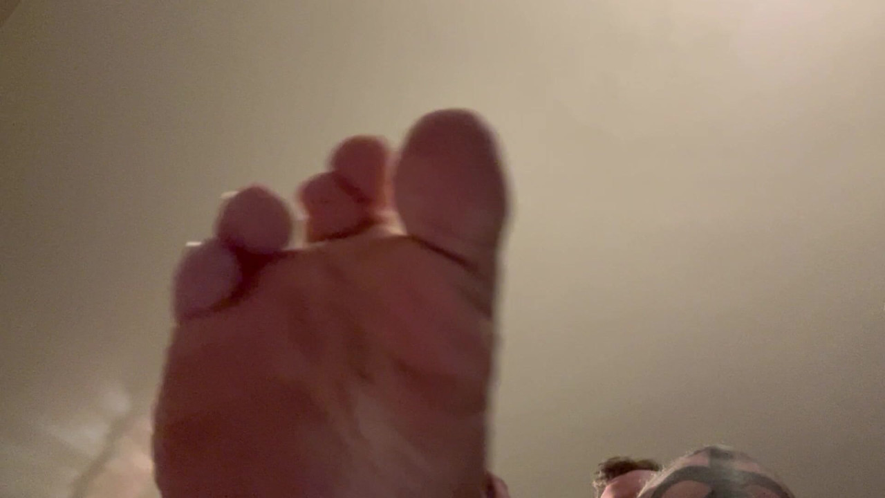 Teasing you piggies with my sweaty and nasty feet 😈