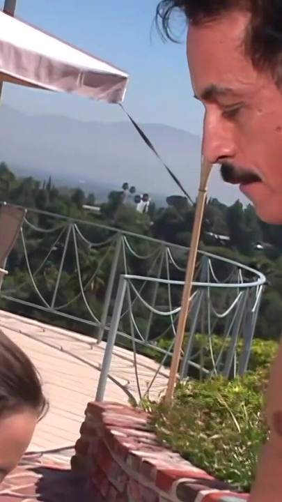 Będąc na swoim podwórku, brunetka zaprasza starszego mężczyznę do seksu | Klip 1