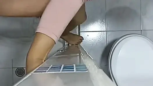 Aksi hot di toilet