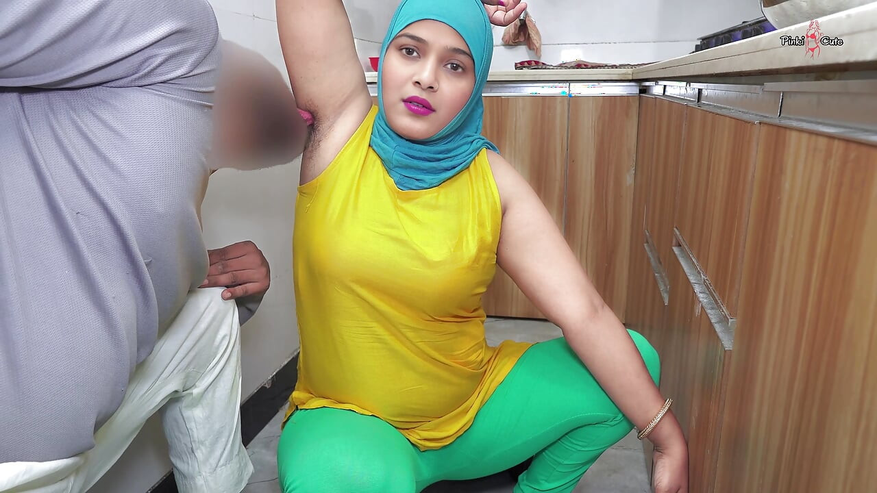 Als meine muslimische stiefmutter bat, mann für jhaada zu melken, leckte er die achselhöhle der stiefmutter und fickte sie in der Küche ... Virales hindi-video.