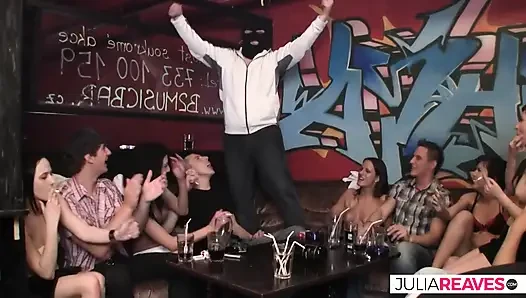 Olgun hatun dildo vahşi bar grup sekste amcığını genişletiyor