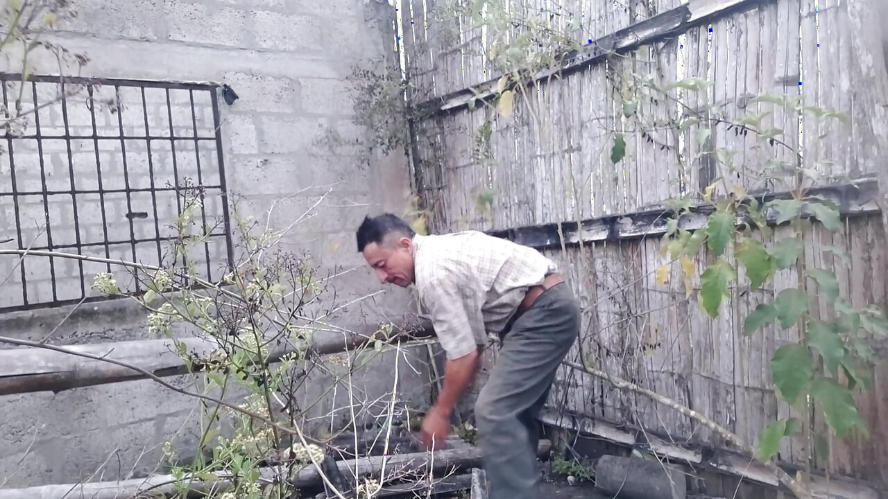 Доведен баща чука красивата си, гърдаста доведена дъщеря в провинцията.