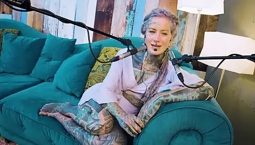 B hakkında konuşuyorum - bordem - asmr podcast sfw konuşuyor gotik sıska kız dreadlocks dövmeli model dövmeli kız