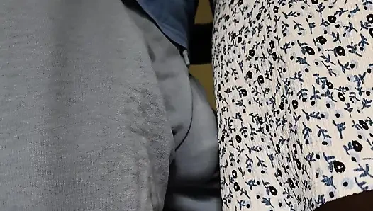 Trenin içinde yanlışlıkla yabancının yarağına dokunuyor. Penisini eteğinin altına kaydırıyor ve boşalıyor