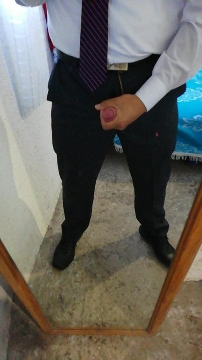 Saborosa masturbação esse cara de terno é feita na frente do corpo