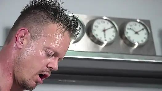 Исследователь киски Бодо задевает секретаршу с ногтями