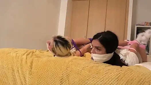 Lilly & latina: Sockenspiel-nacht wird gefesselt und geknebelt! (voll))