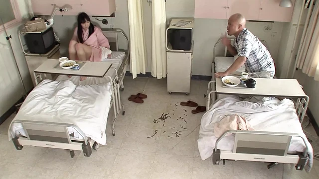 Японская горячая девушка давится массивным членом после траха в рот