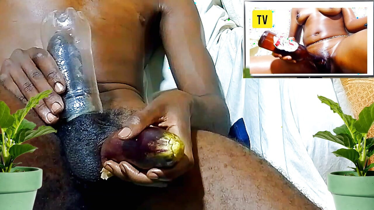 Melancap solo dengan terung dan botol semasa menonton video lucah panas sehingga saya dapat pancutan mani. berkongkek seolah-olah pepek sebenar!