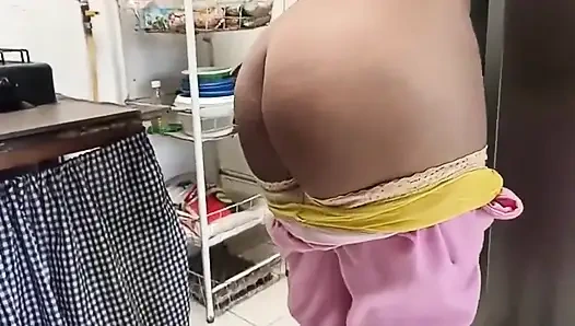 Karşılığında onu sikiyorum ve benden Birleşik Krallık'ta yeni yıl hediyesi istiyor