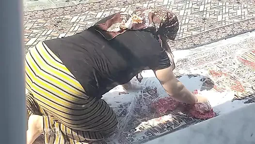 Мусульманка зрелая женщина в хиджабе раздевает