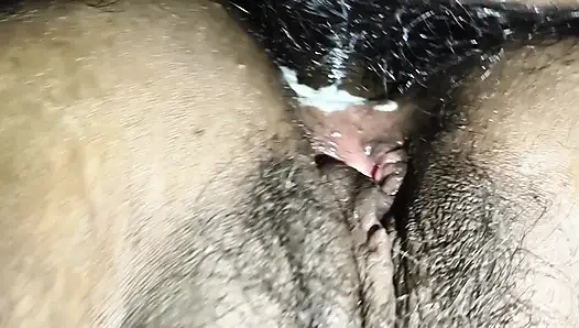 Üvey anne soyunuyor ve götünü siktiriyor