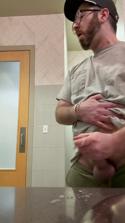 Wichsen und Abspritzen im öffentlichen Badezimmer