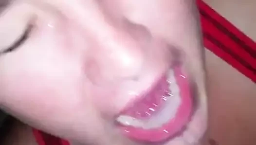 Сосет член