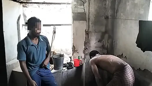 Duşta ilk kez komşu adam twink oğlanla sikişiyor