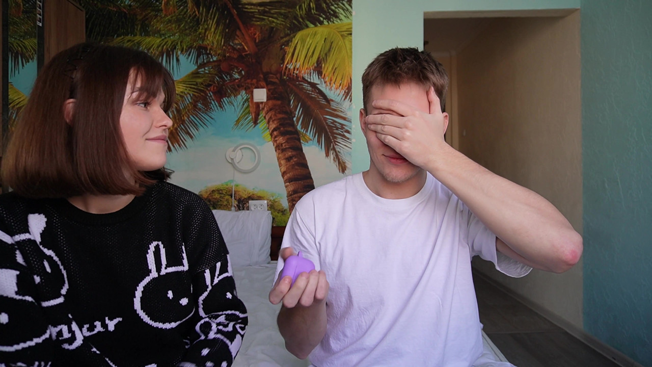 流行的在线游戏在视频博客期间变成继兄弟和继妹之间的性爱