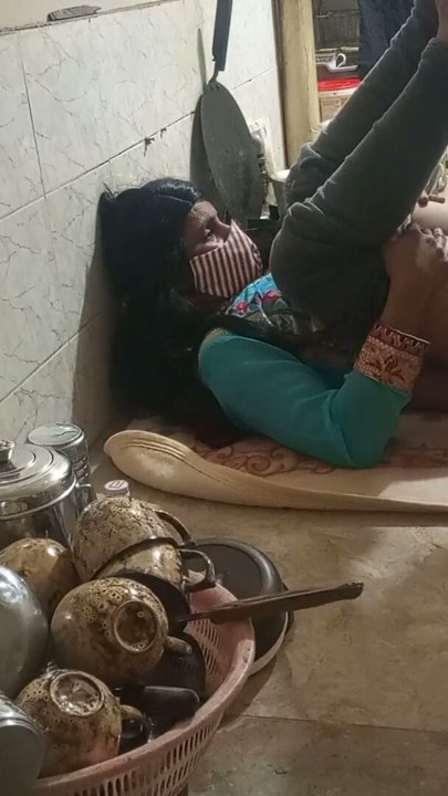 Hintli üvey kız kardeş mutfakta sert seks yapıyor, bhai ne behan ko kitchen me jabardasti choda, net Hintçe ses | Klip 1