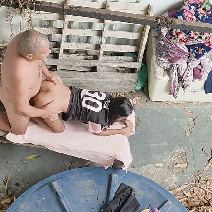 Seks panas di halaman belakang dengan bros tua