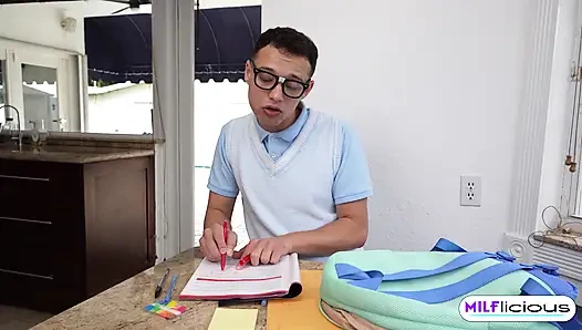 Meine stiefmutter ist auf einer mission, um schwanz zu bekommen & mich nicht lernen zu lassen