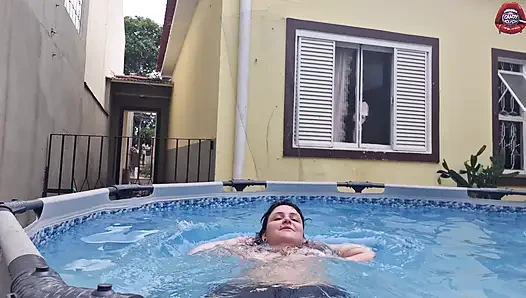 Sürtük Komşun Havuzda Kendini Gösteriyor