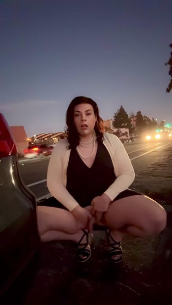 Shemale masturbeert aan de kant van de weg - betrapt op strelen