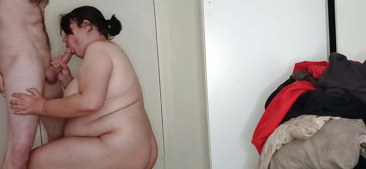 Gorda milf é fodida por trás enquanto está de pé