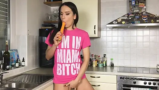 Playful Young Burnette Nataly Gold Menyiapkan Wortel dengan Cara yang Tepat