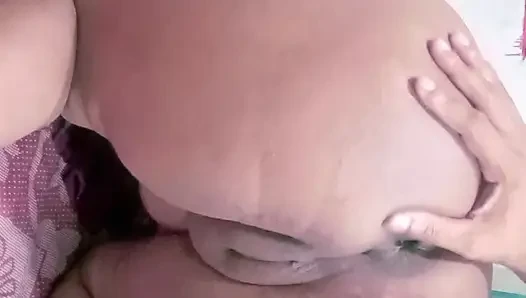 Nibroar güzel evli kadın sakso çekiyor ve domaltarak amcığını sikiyor.