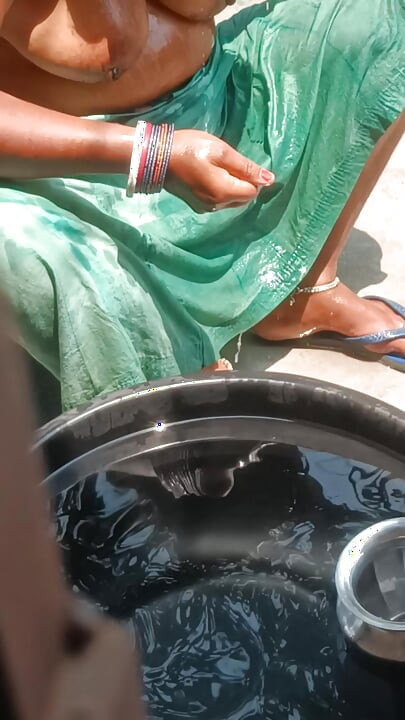 Nahati hui bhabhi ne bde bde chuche dikhai