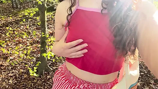 Bermain memek hutan menyentuh payudara alamiku dan memek basah
