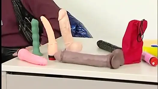 Cewek rambut pirang ini lagi asik nyepong dildo ukuran XL sebelum dientot habis-habisan di memeknya yang bertato
