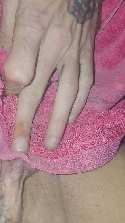 Afeitado del coño grande y peludo de Sexywifedd