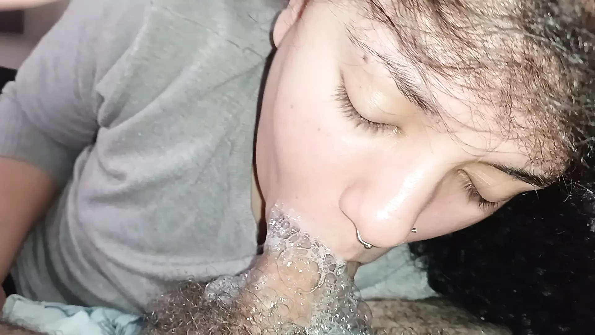 BIG LIPS SUCKING THE BOTTOM OF THE HARD COCK, ROLLING HARD AND DELICIOUSLY
