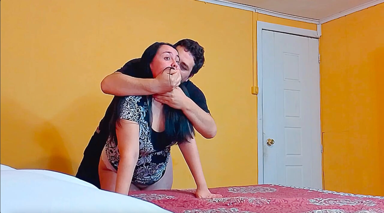 Bbw-stiefmoeder met grote tieten neukte hard van achteren op zijn hondjes tijdens het opmaken van het bed