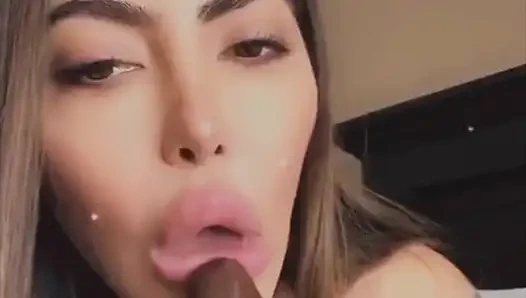 Lela star muncrat di seluruh dildo hitamnya yang besar