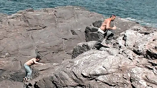 Çok ateşli bir üçlü sikiş: sürtük bir kaltak plajda sikiliyor!!