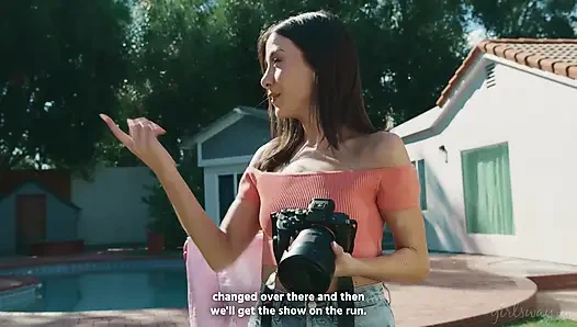 Girlsway - yaramaz Natalie Brooks ateşli bikini fotoğraf çekimi için en iyi arkadaşlar Nicole Kitt ve Lucy Lotus'u yağlıyor