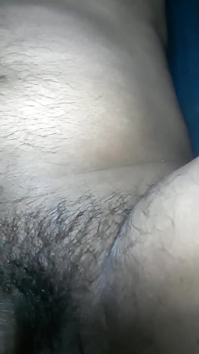 Después de follar a mi cuñada, saté mi semen con la mano.