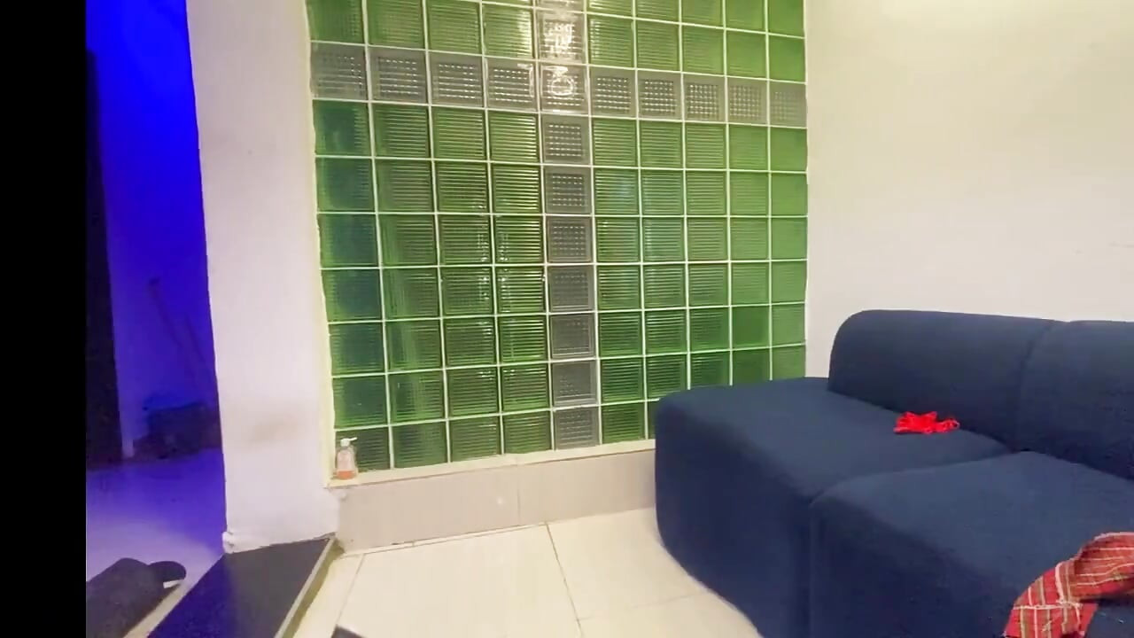 Studentessa Africana Scopa Cameriera Magra Dopo La Scuola