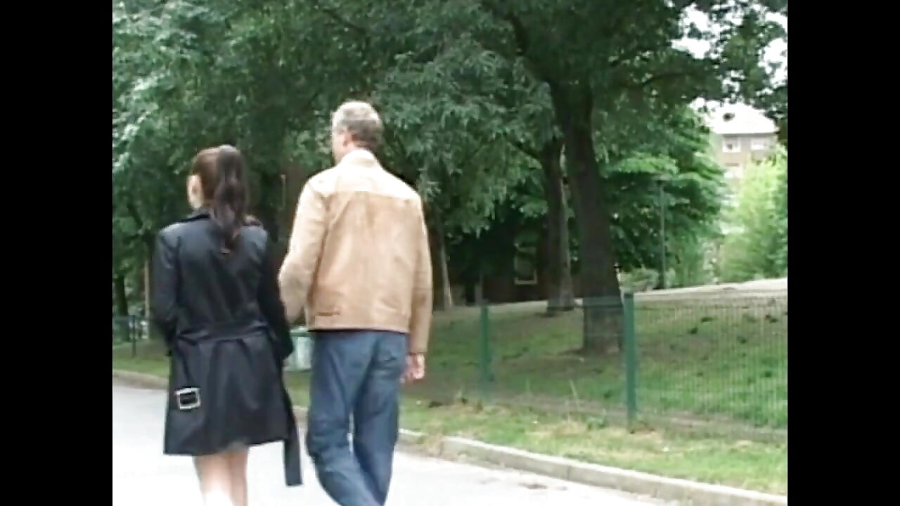 Sexy babe houdt van grote pik in poesje