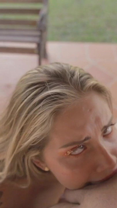 "Sara Blonde büyük bir yarak emiyor ve saçına boşaltıyor" dan epik an