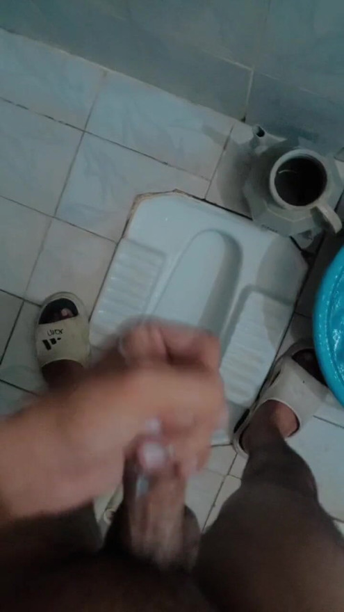 Băiat pakistanez singur acasă distrându-se | Clip 1