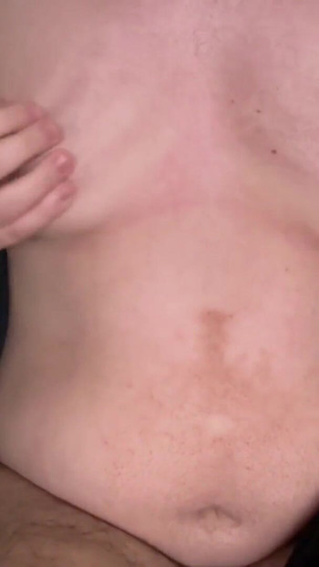 Zapanjujući trenutak iz filma "Seksi debeli bucmasti Arap s ogromnim sisama, čovjek s golim sisama"
